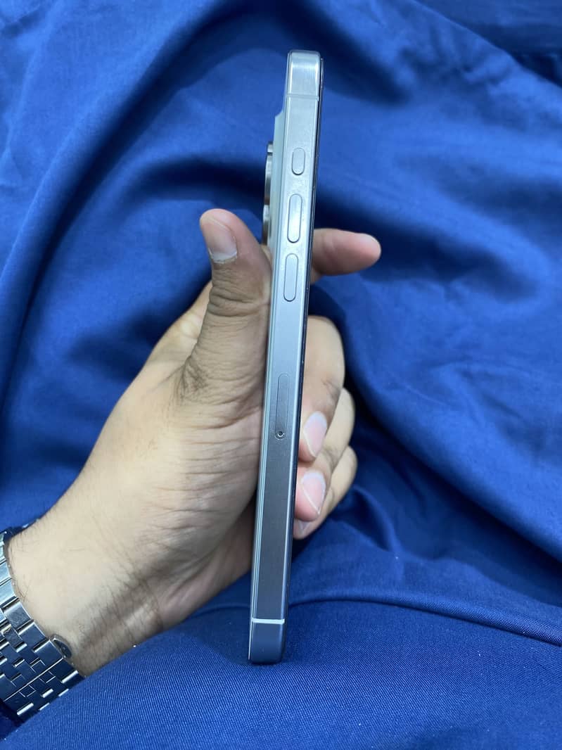 Apple iPhone 15 Pro Max 4