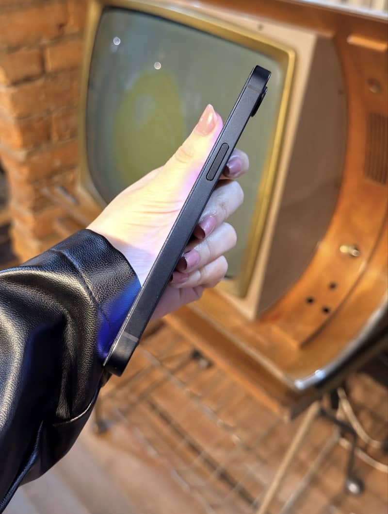 Apple iPhone 16e 1