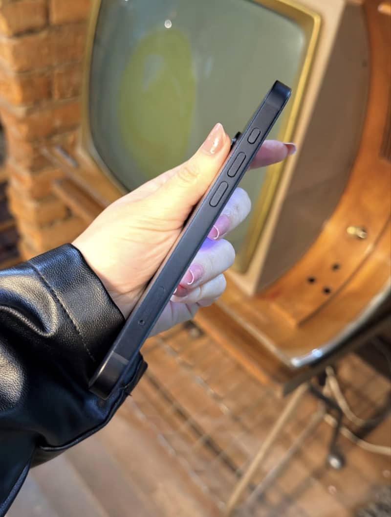 Apple iPhone 16e 2