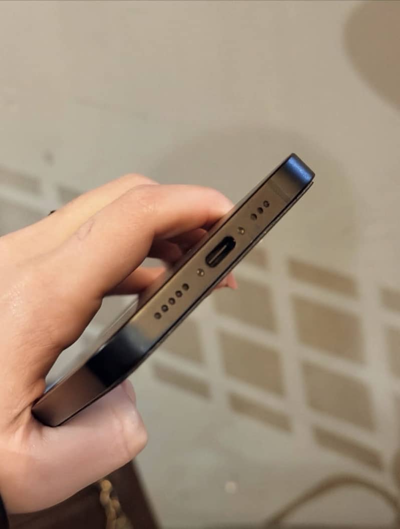 Apple iPhone 16e 4