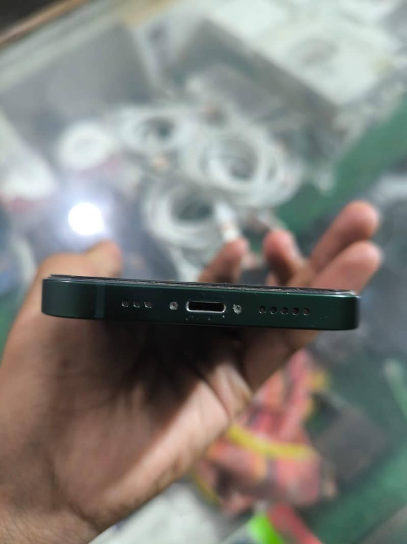Apple iPhone 13 4