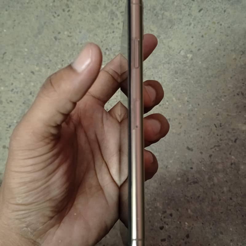 Apple iPhone 11 Pro Max 4