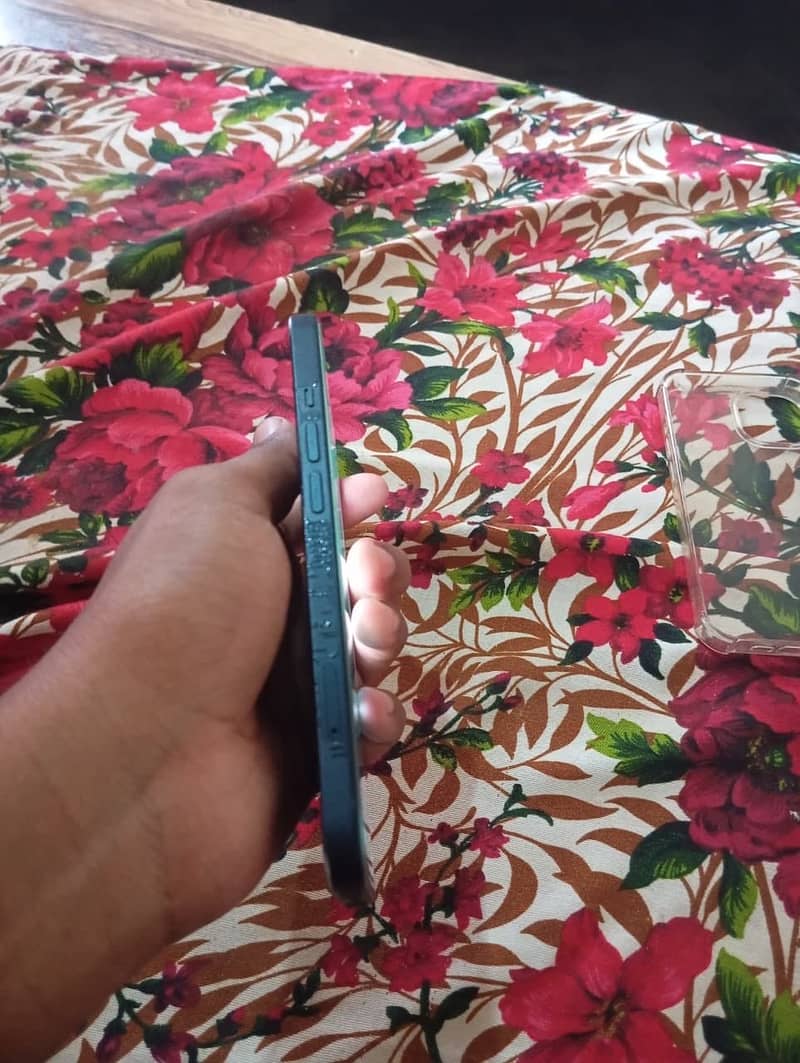 Apple iPhone 13 7