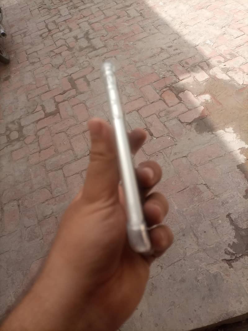 iPhone SE 2nd generation 4