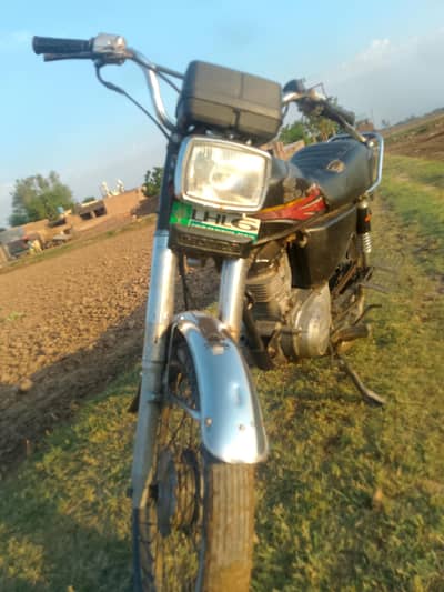 bahut acchi bike hai upar upar se Kam hone wala hai vaise bahut acchi