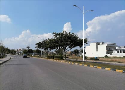 CORNER !!! Farm House 10 Kanal Land For Sale In Beautiful Gulberg Greens - Block E