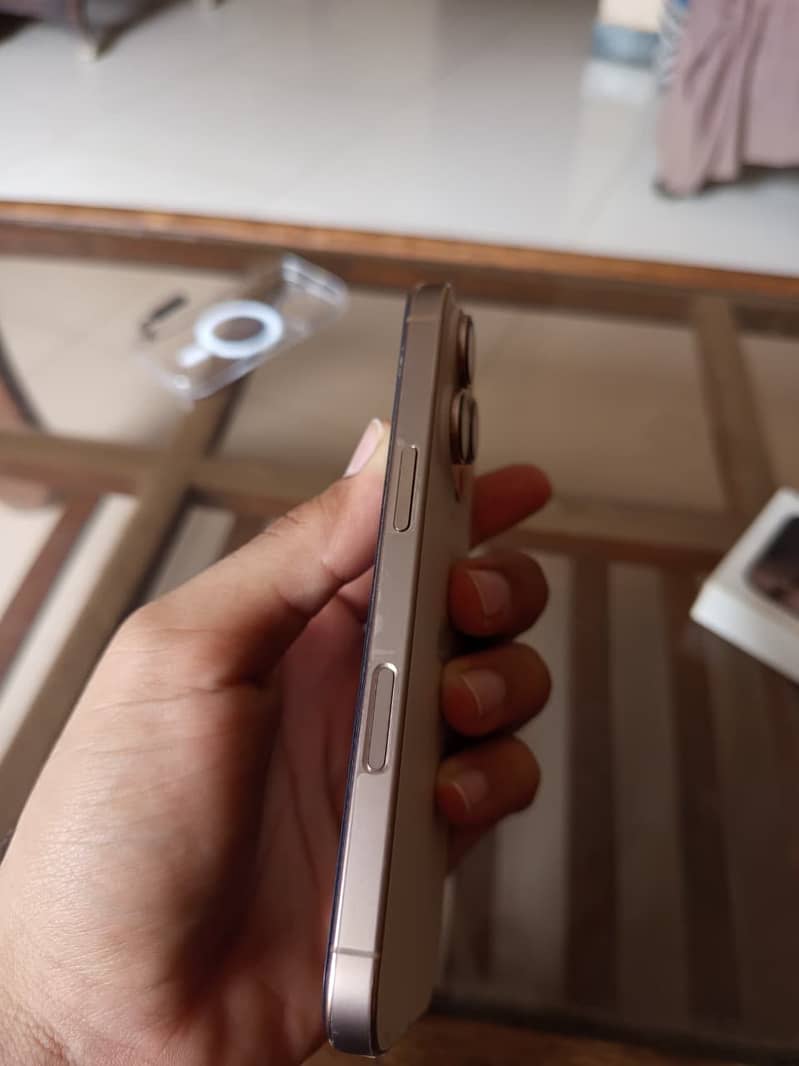 Apple iPhone 16 Pro 3