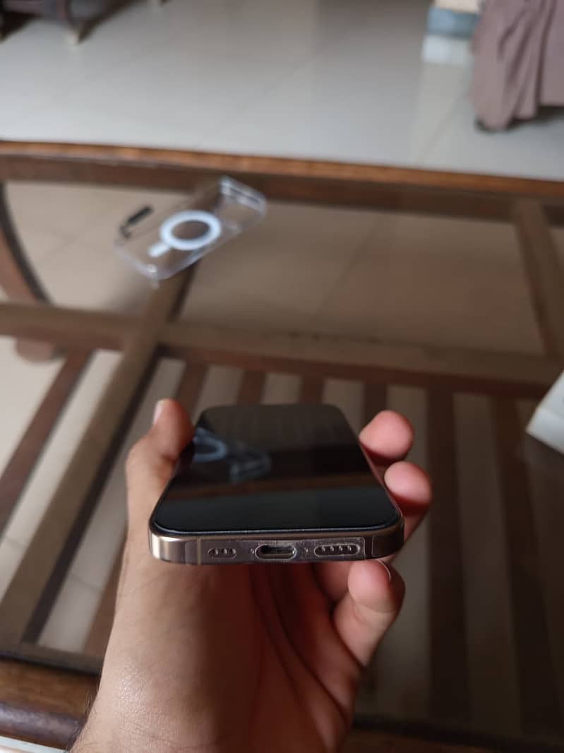 Apple iPhone 16 Pro 4