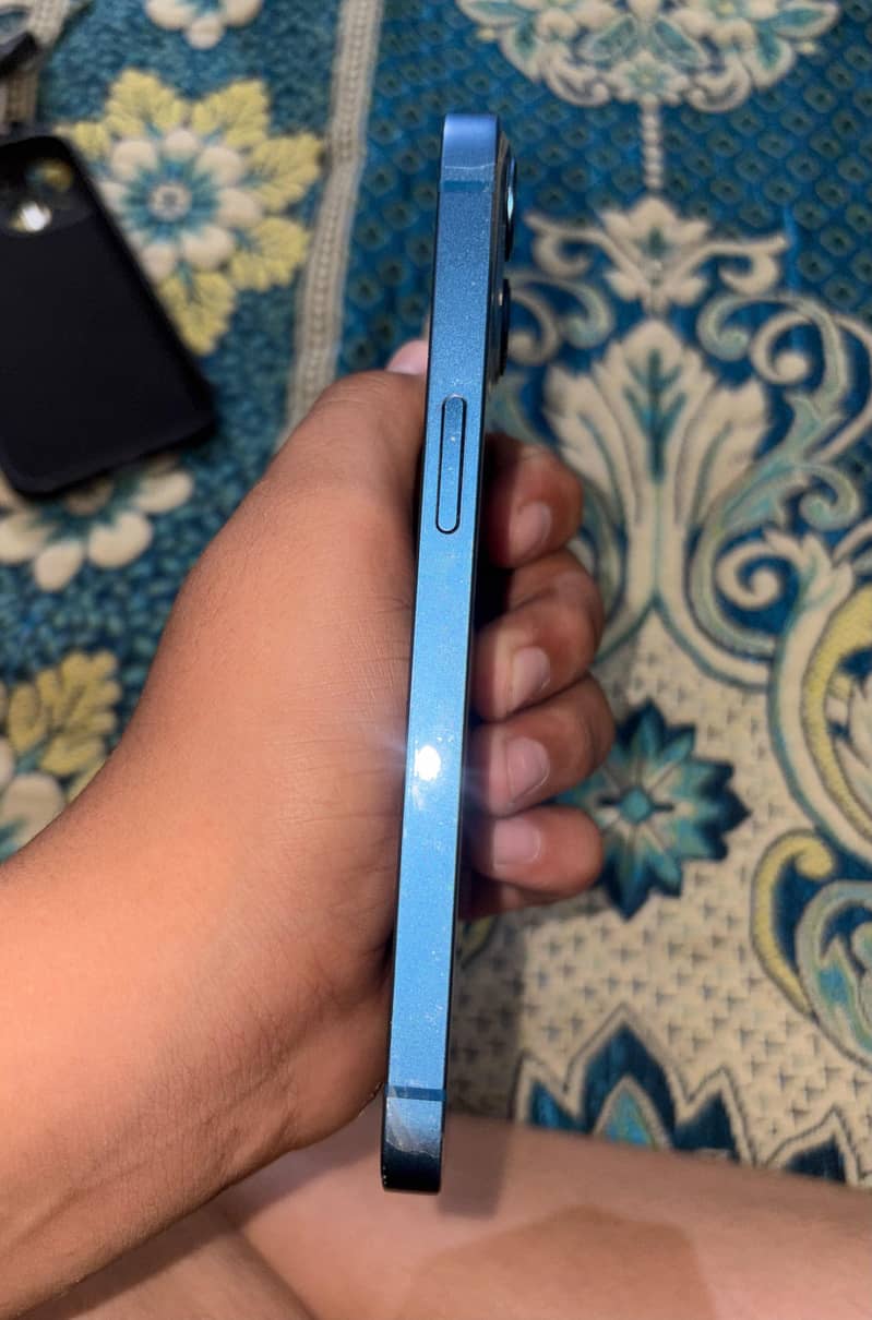 Apple iPhone 13 2