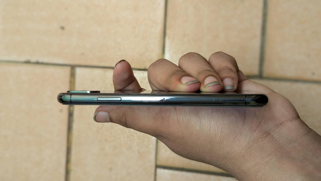 Apple iPhone X 4