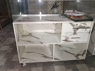 2 Mobile Counters And 2 Rack In Excellent Condition