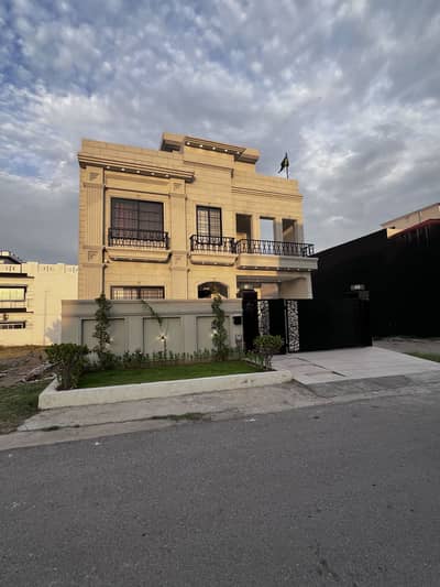 10 Marla Luxury Furnished House Available For Sale Citi Housing Jhelum ( H Block ) 8 Ac installed " Fully Furnished Luxury , Main Boulevard + Park Near