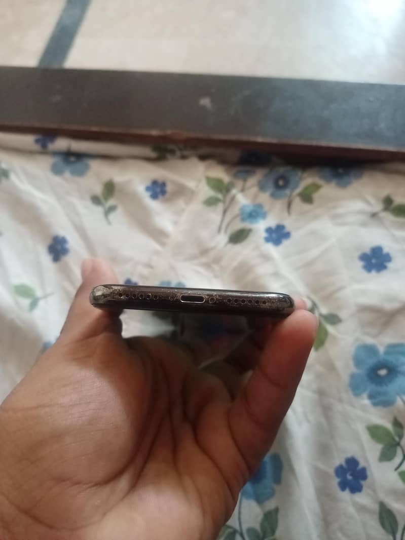 Apple iPhone X 4
