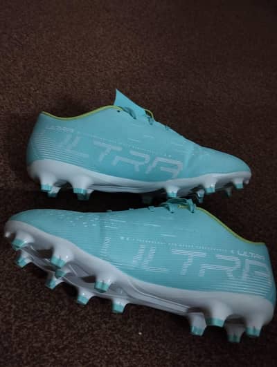 ORIGINAL PUMA FOOTBALL SHOES/STUDS
