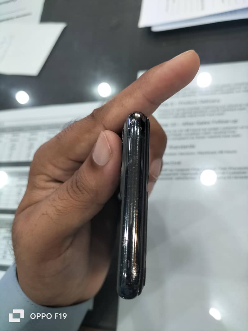 Apple iPhone 11 Pro 4