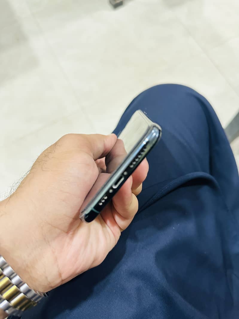 Apple iPhone 11 Pro 4