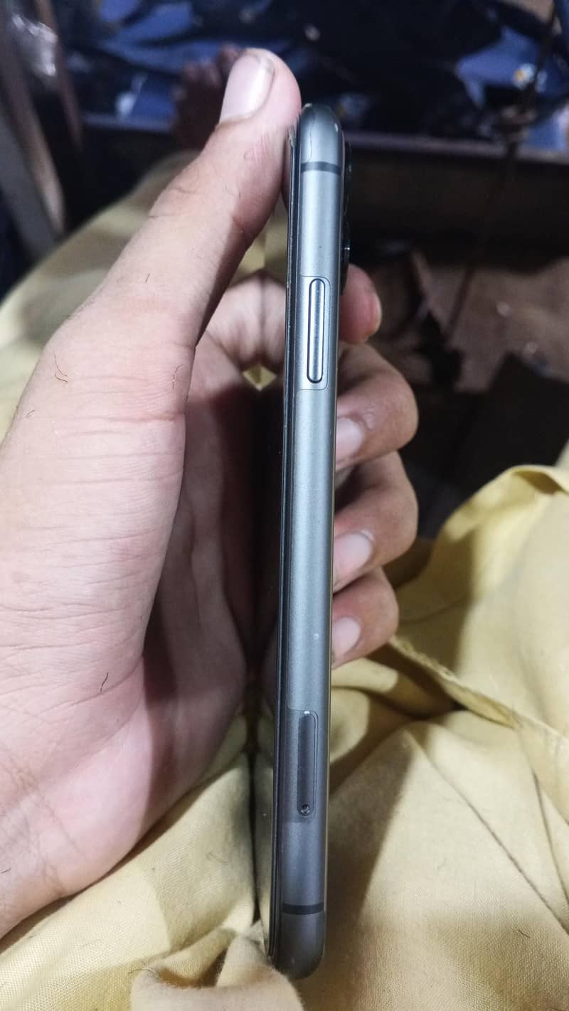 Apple iPhone 11 3