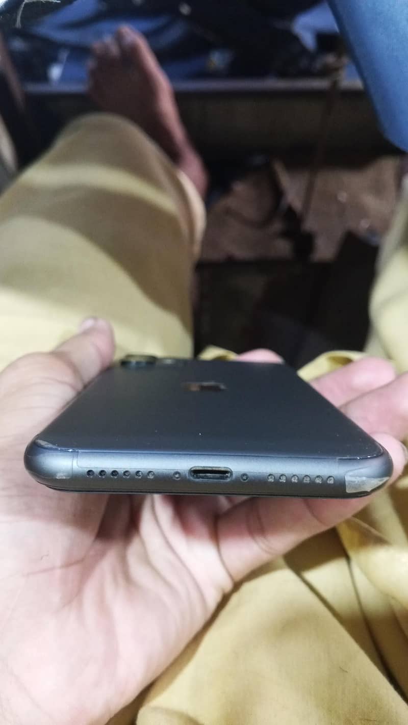 Apple iPhone 11 4