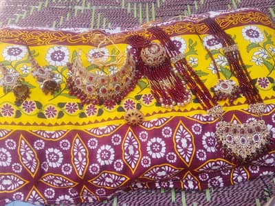 use mn ha srf 1 bar use kiya ha dkhny mn new ha full set ha agr kise n