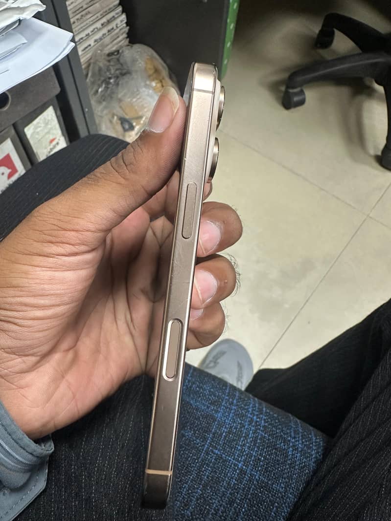 Apple iPhone 16 Pro 3