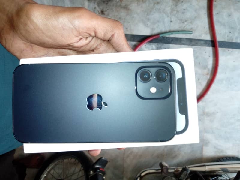 Apple iPhone 12 4