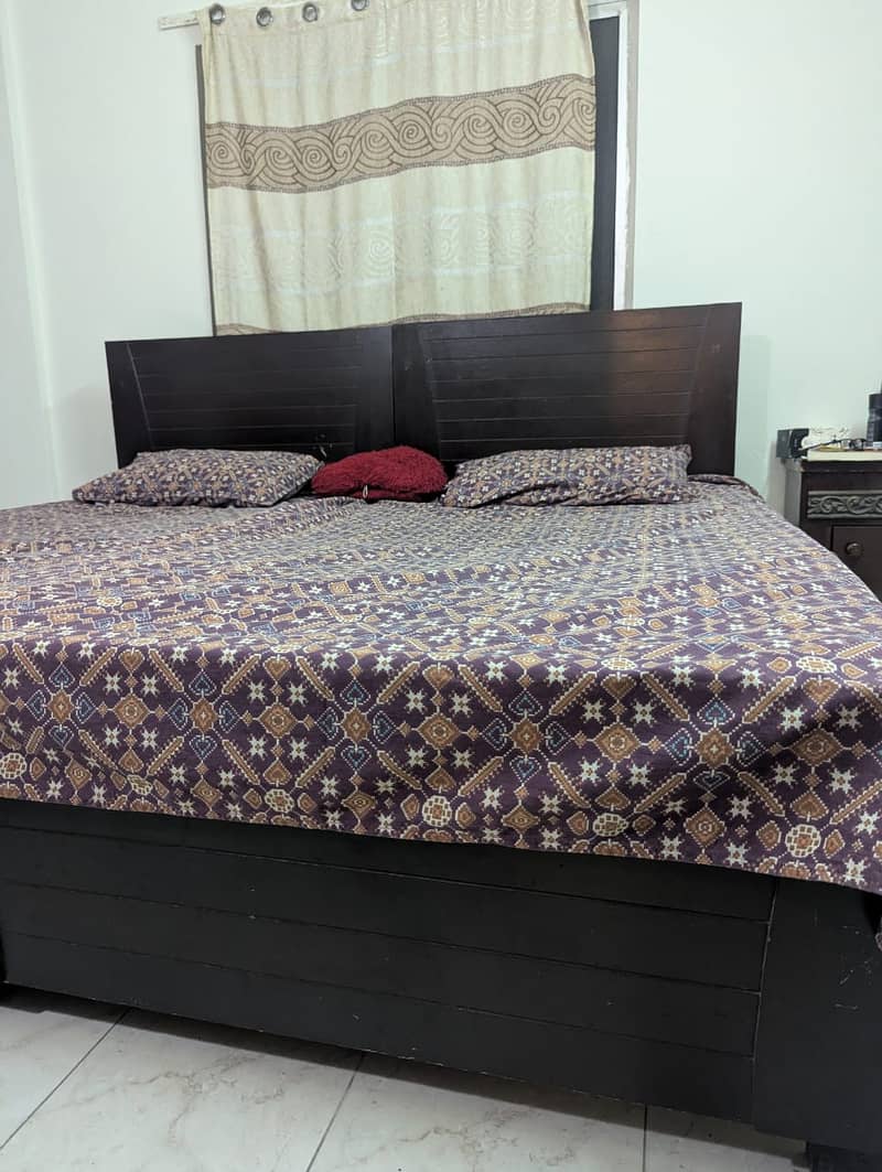 2 Single Beds + 2 Side Tables 0