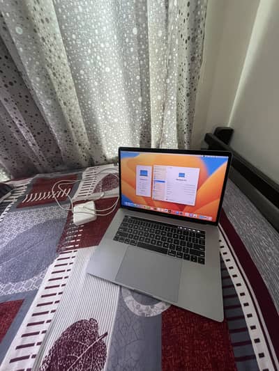 Apple macbook pro 2017 core i7 15 inch model