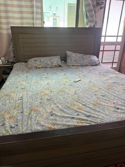 bed with metress