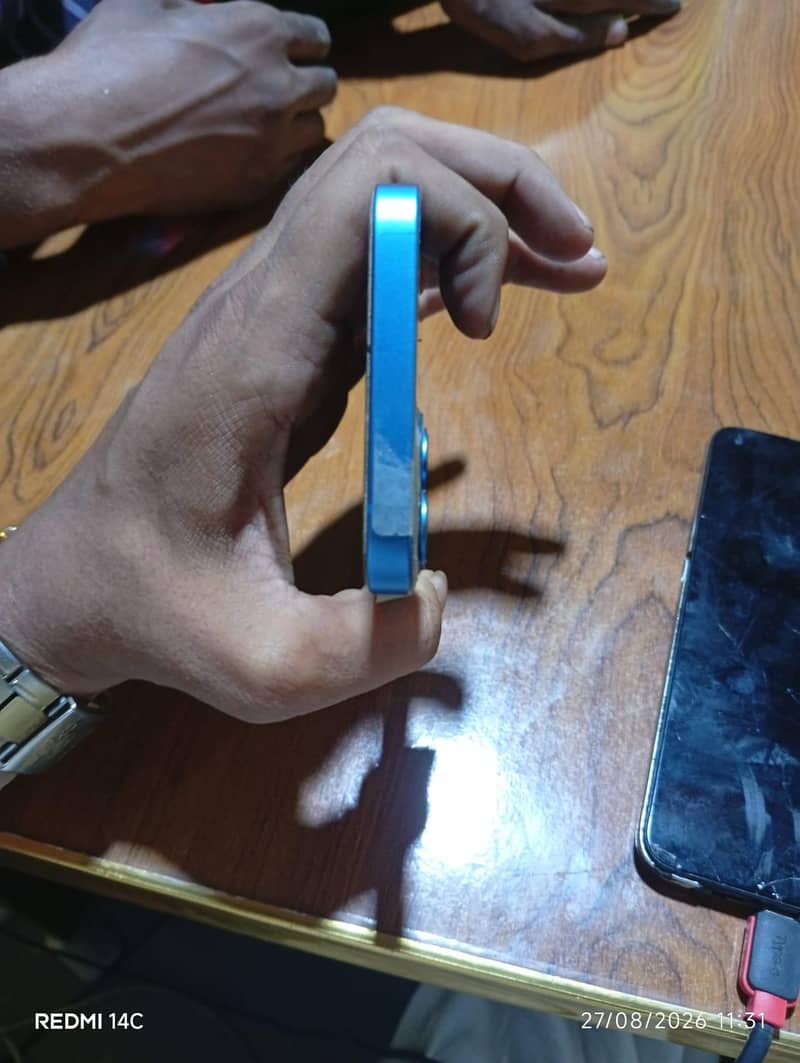 Apple iPhone 13 4