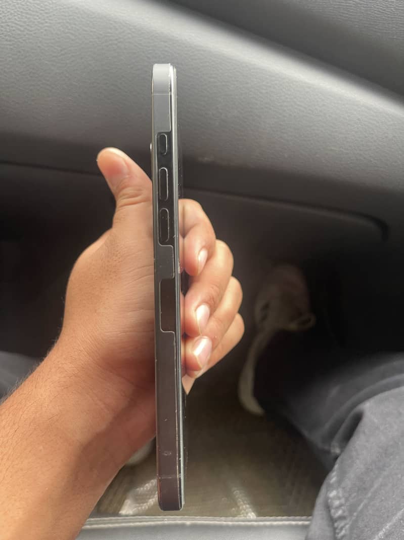 Apple iPhone 16 Pro Max 1