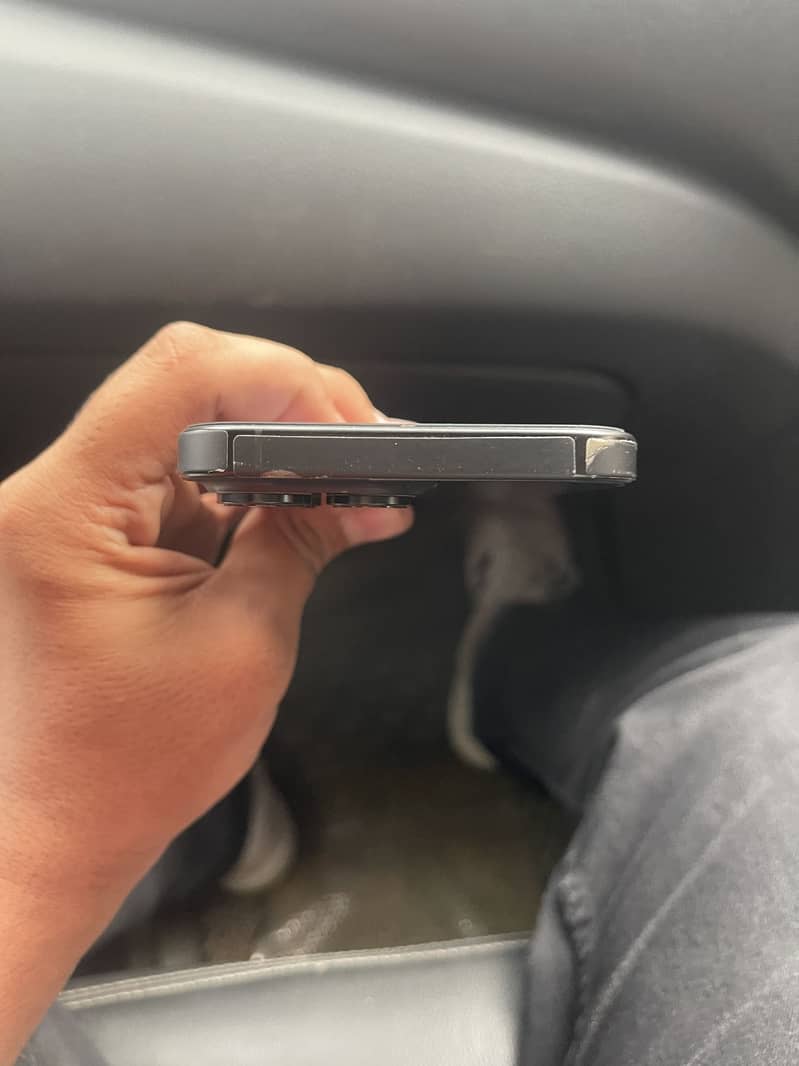 Apple iPhone 16 Pro Max 2