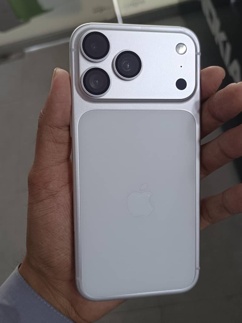 Apple iPhone 17 Pro Max 3