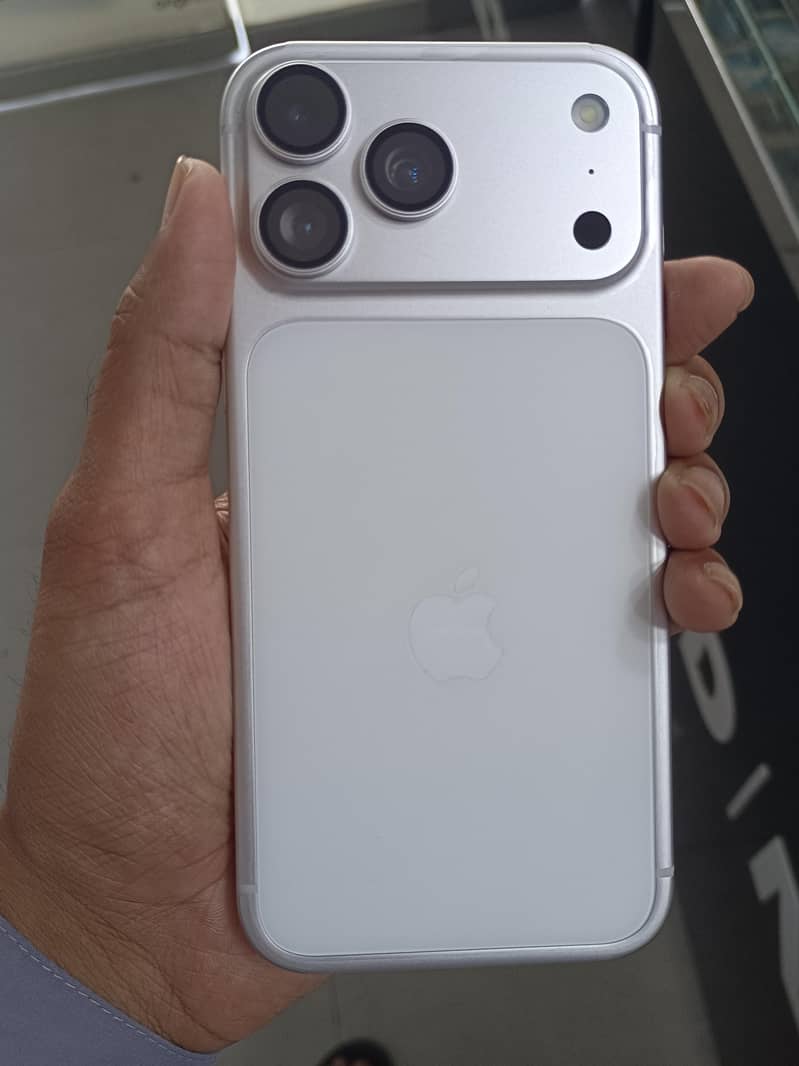 Apple iPhone 17 Pro Max 4