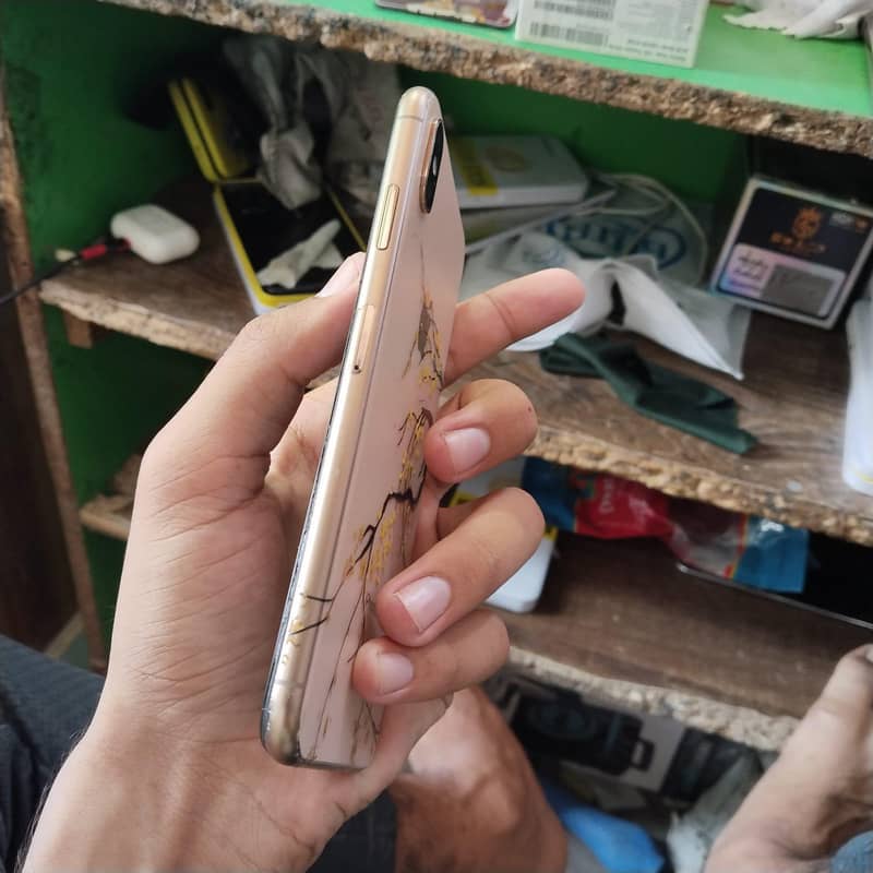 Apple iPhone XS Max 4