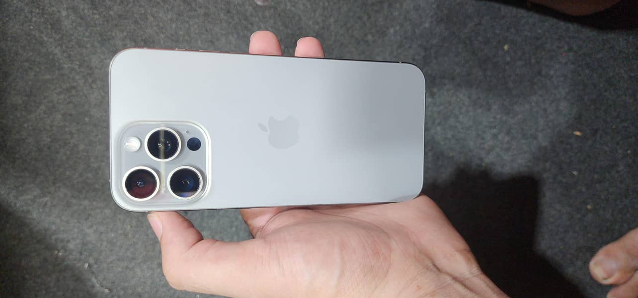 Apple iPhone 15 Pro Max 4