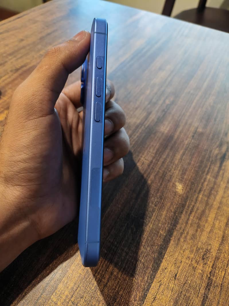 Apple iPhone 16 3