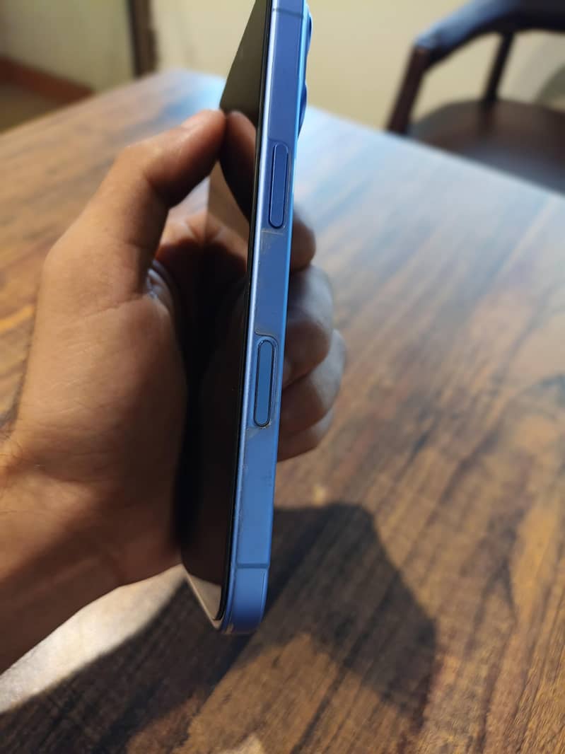 Apple iPhone 16 4