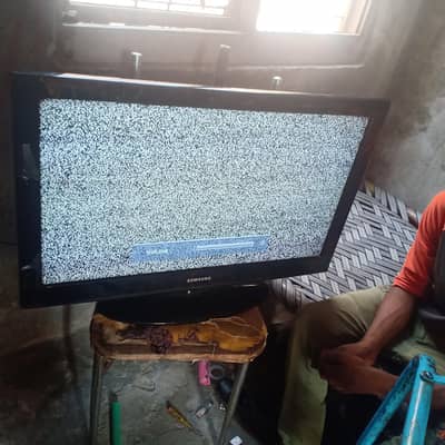 Samsung 32 inch LCD aur TV hai bilkul theek hai