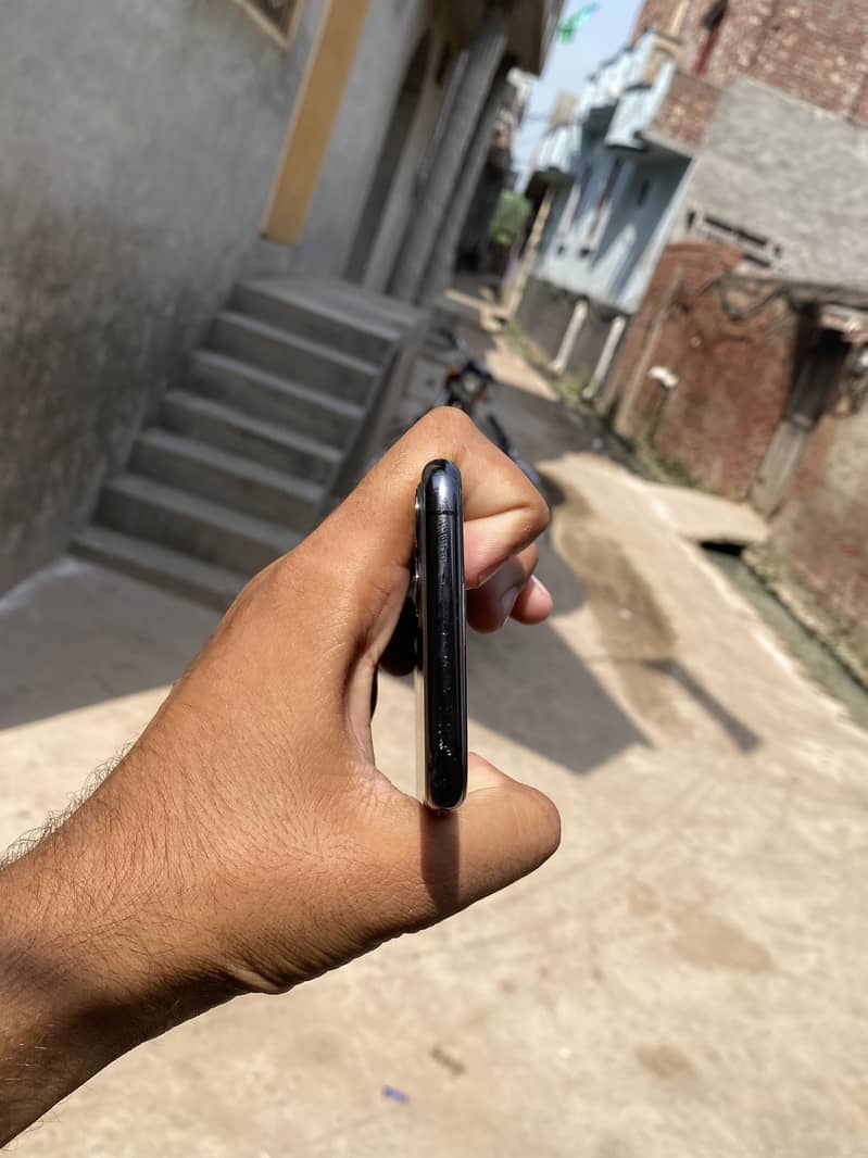 Apple iPhone 11 Pro 1