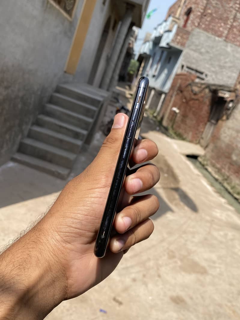 Apple iPhone 11 Pro 3