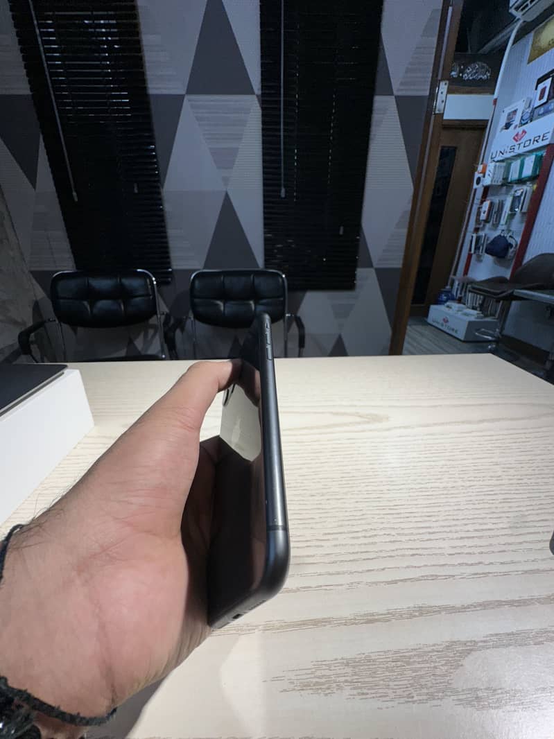 Apple iPhone 11 3