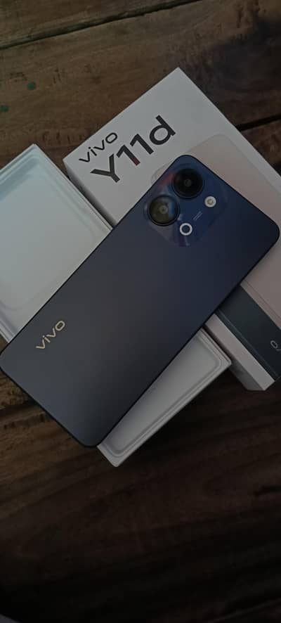 Vivo y11d fresh with complete box4+128 urgnt sale