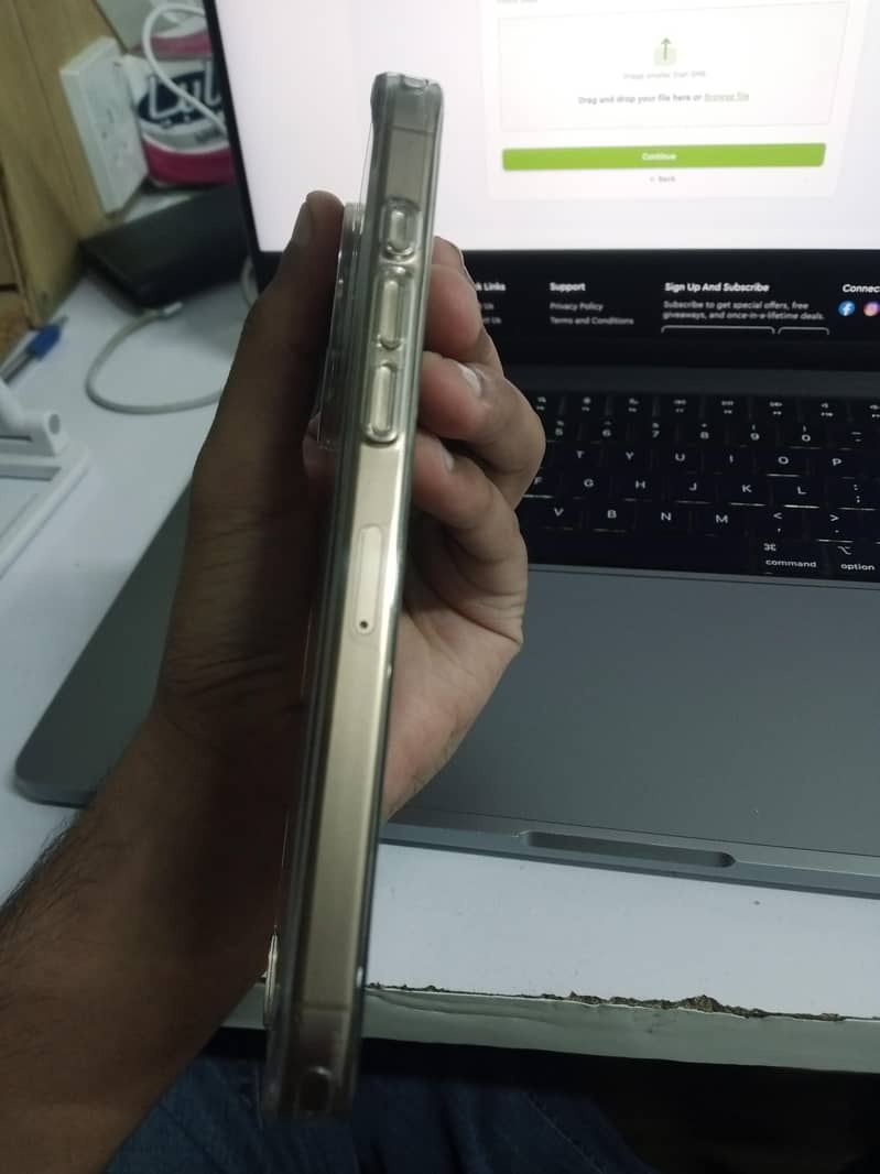 Apple iPhone 16 Pro Max 1