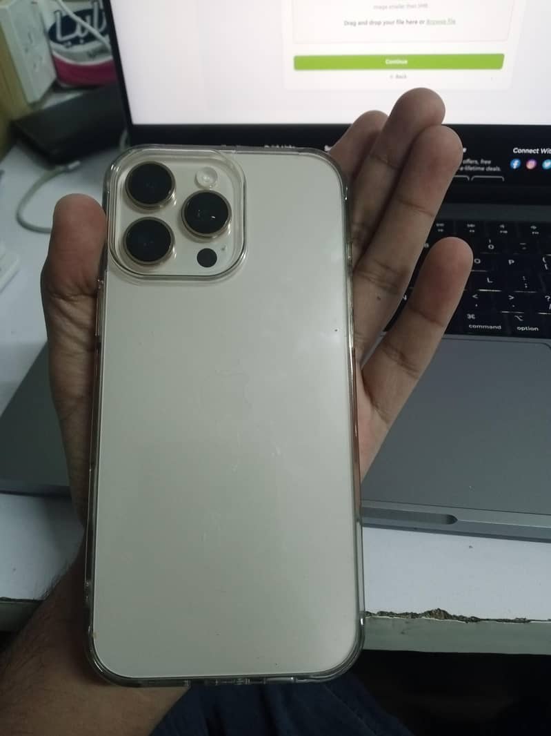 Apple iPhone 16 Pro Max 4