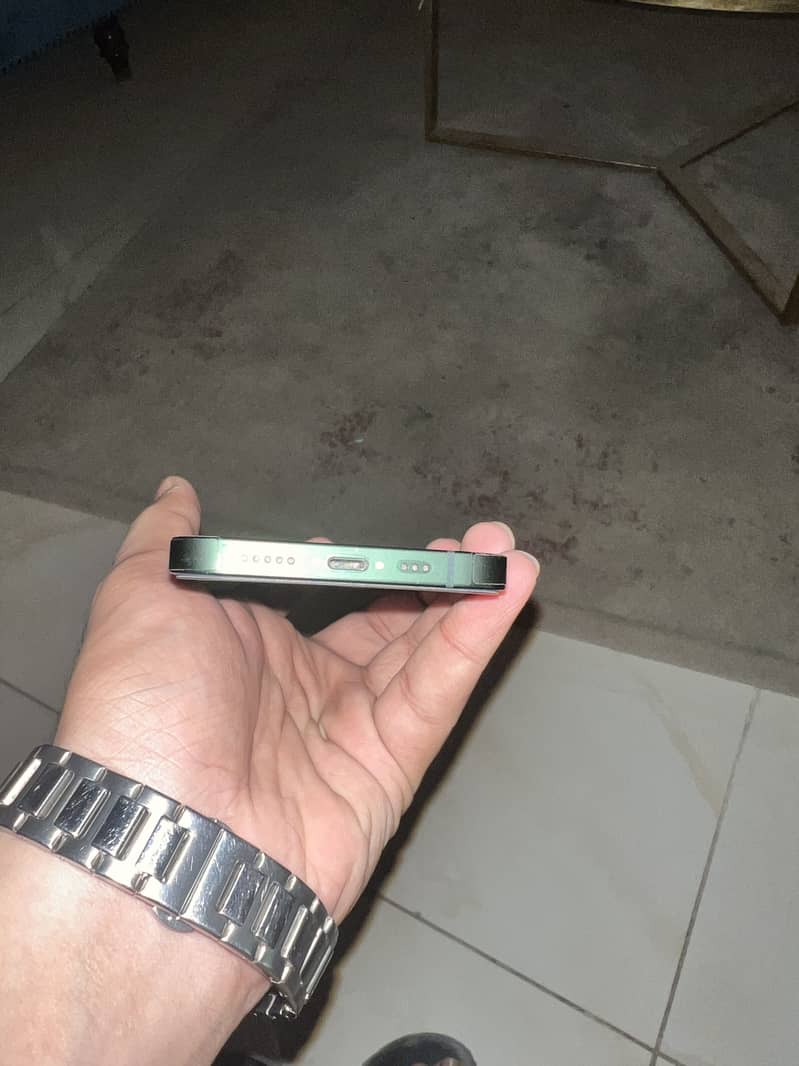 Apple iPhone 13 2
