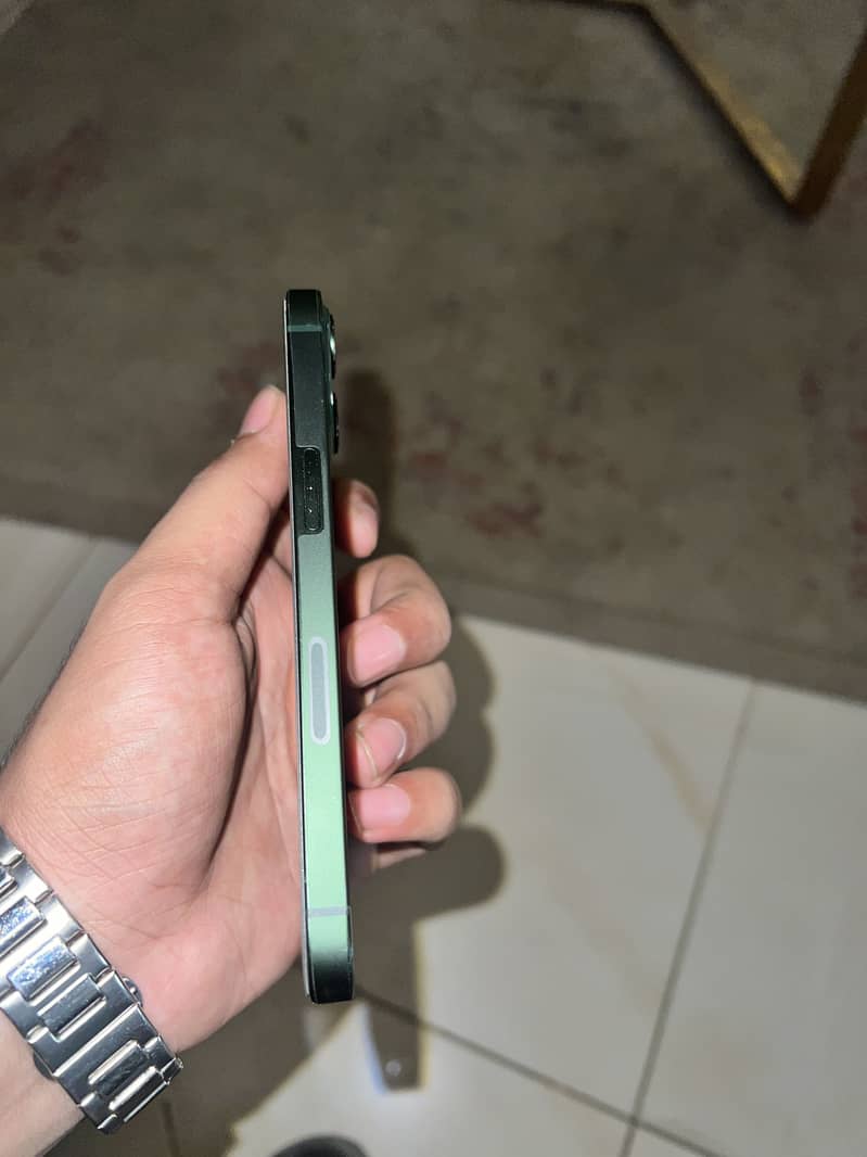 Apple iPhone 13 5