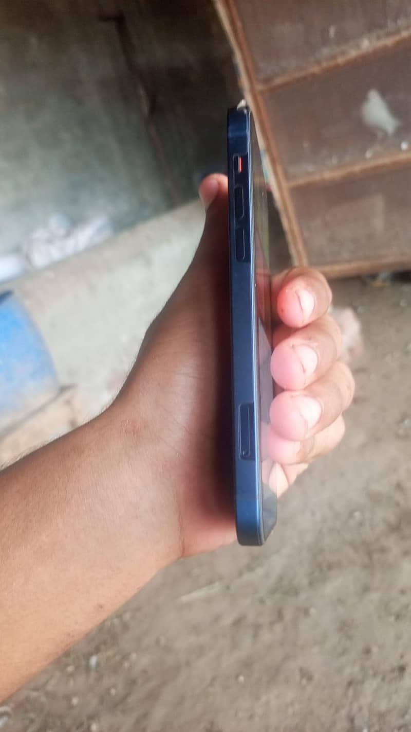 Apple iPhone 12 4