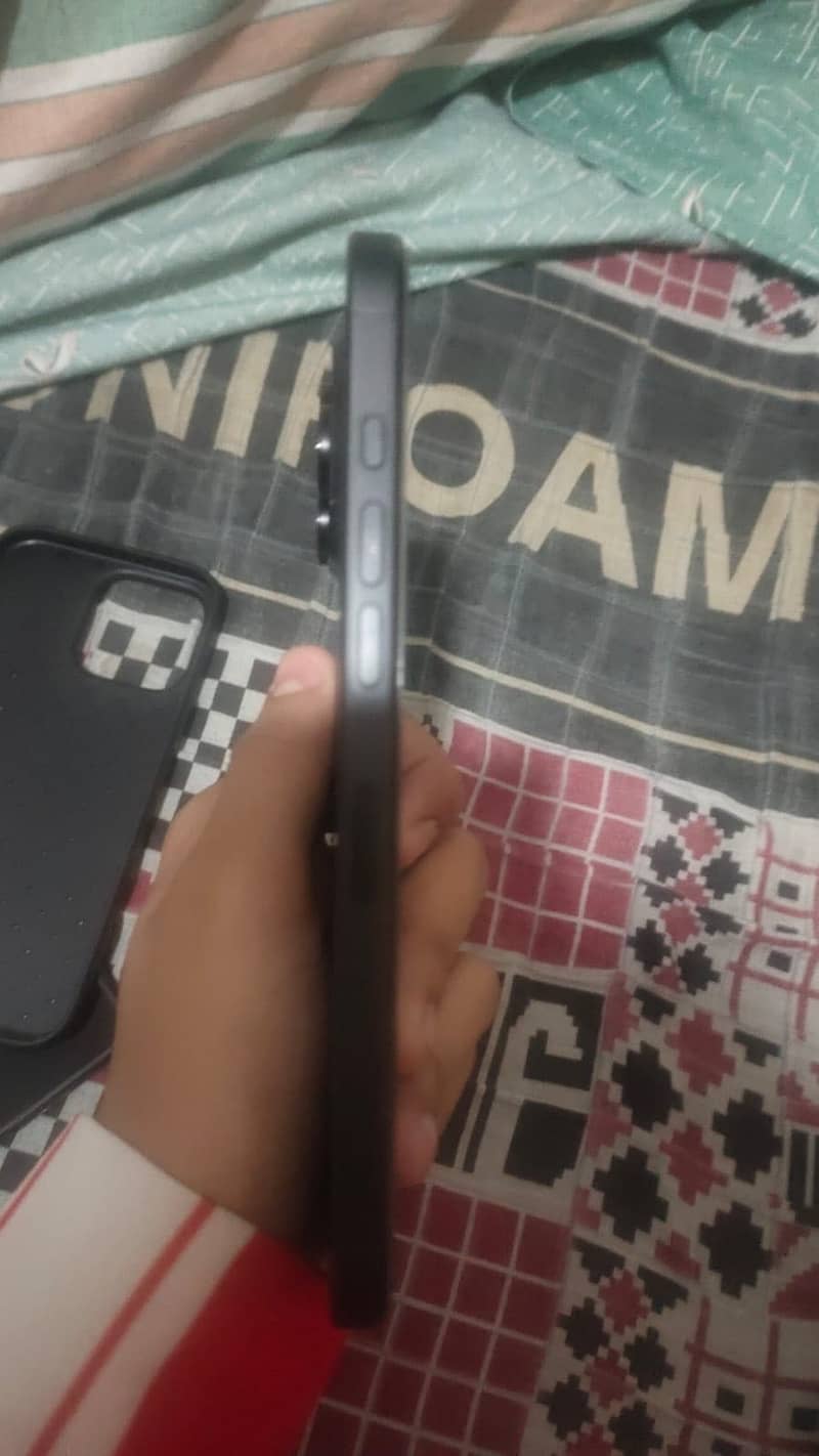 Apple iPhone 16 Pro Max 0