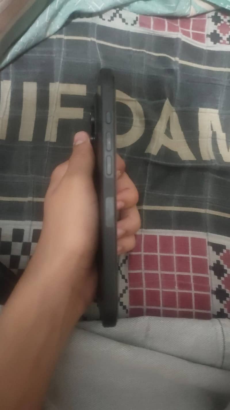 Apple iPhone 16 Pro Max 4