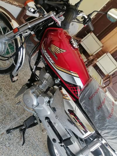 Honda 125 self start Red  just 800 km used For Sale